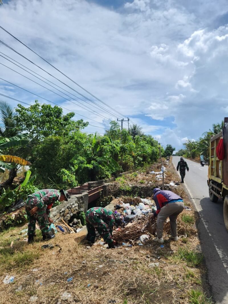 Koramil 1406-02/Tanasitolo dipimpin oleh Letda Inf Irman Ahmad selaku Ws Danramil 1406-02/Tanasitolo melaksanakan kegiatan Karya Bhakti pembersihan bahu jalan provinsi bersama masyarakat dan anggota Polsek di Kecamatan Tanasitolo, Kabupaten Wajo, pada Rabu (6/5/2026)