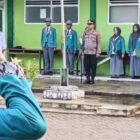 Kapolsek Belawa IPTU Awal Syahrani menjadi pembina upacara di MAN Wajo, Kecamatan Belawa, Kabupaten Wajo, Senin (11/5/2026)
