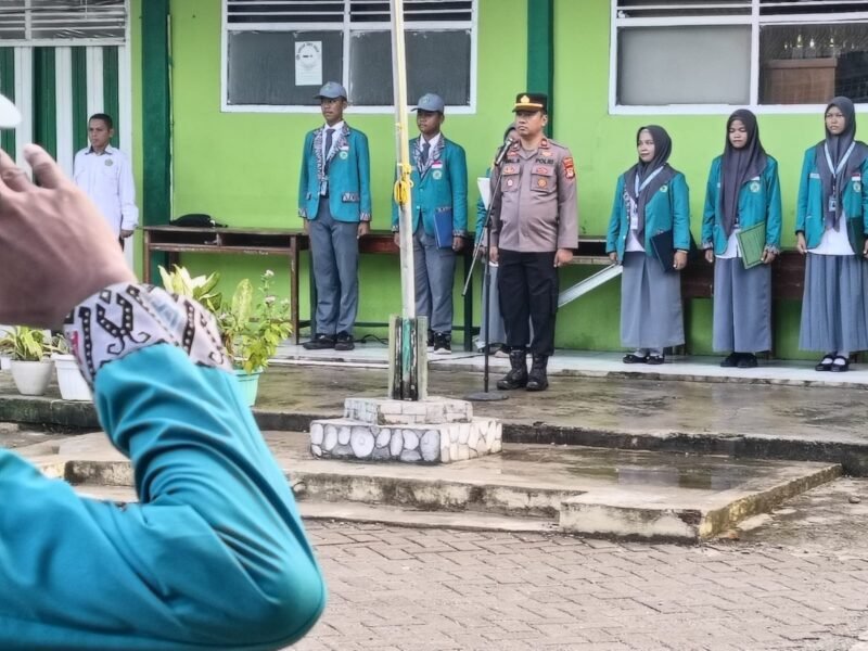 Kapolsek Belawa IPTU Awal Syahrani menjadi pembina upacara di MAN Wajo, Kecamatan Belawa, Kabupaten Wajo, Senin (11/5/2026)