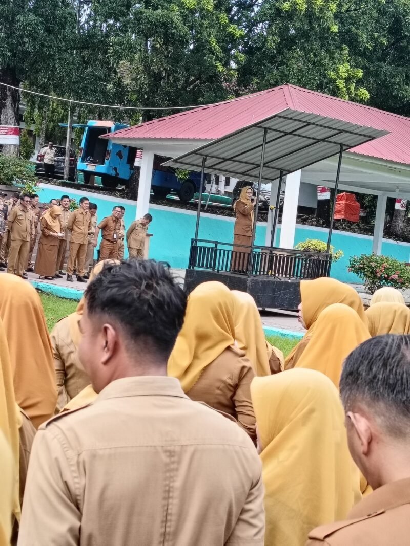 Sekda Wajo Armayani memimpin Apel Pagi ASN di lingkungan Pemkab Wajo, Senin (11/5/2026)