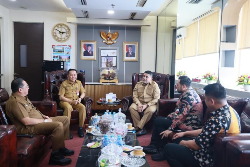 Wali Kota Makassar, Munafri Arifuddin didampingi Kabag Ekbang Setda Kota Makassar, Muh. Amri, Kepala Bapenda Kota Makassar, Andi Asminullah melakukan pertemuan bersama Dirjen Bina Keuda Kemendagri, Dr. Drs. Agus Fatoni, M.Si, di Kantor Kemendagri, Jakarta, Senin (11/5/2026)