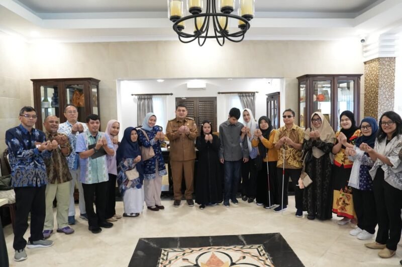 Wali Kota Makassar, Munafri Arifuddin menerima audiensi dari Yayasan Kota Kita Surakarta bersama Komisi Nasional Disabilitas serta sejumlah organisasi penyandang disabilitas, di Rumah Jabatan Wali Kota Makassar, Selasa (12/5/2026)