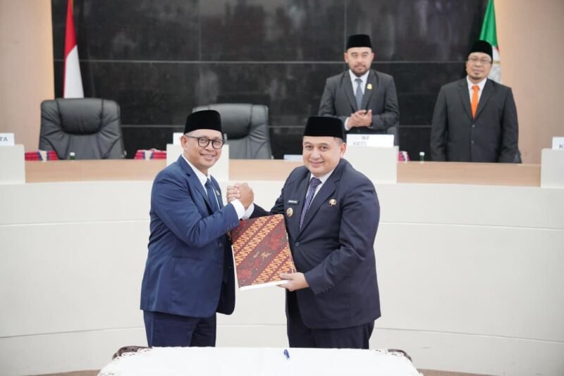 Wali Kota Makassar, Munafri Arifuddin, menghadiri Rapat Paripurna DPRD Kota Makassar dengan agenda pengumuman masa persidangan ketiga Tahun Sidang 2025/2026, yang dirangkaikan dengan penyampaian rekomendasi terhadap LKPJ Wali Kota Makassar Tahun 2025, di Kantor Balai Kota Makassar, Rabu (13/5/2026)