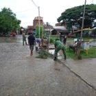 Koramil 1406-08/Sabbangparu dipimpin oleh Serma Zulkifli selaku Babinsa Koramil 1406-08/Sabbangparu bersama warga melaksanakan kegiatan karya bakti pembersihan Pasar Salojampu di Kelurahan Sompe, Kecamatan Sabbangparu, Kabupaten Wajo, pada Kamis (14/5/2026)