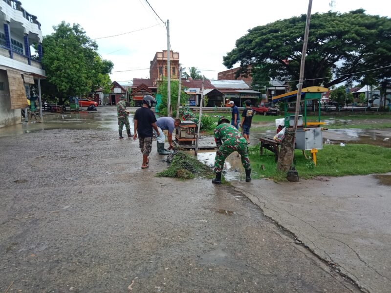 Koramil 1406-08/Sabbangparu dipimpin oleh Serma Zulkifli selaku Babinsa Koramil 1406-08/Sabbangparu bersama warga melaksanakan kegiatan karya bakti pembersihan Pasar Salojampu di Kelurahan Sompe, Kecamatan Sabbangparu, Kabupaten Wajo, pada Kamis (14/5/2026)