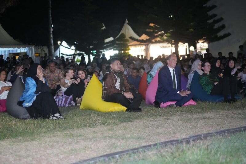 Wali Kota Makassar, Munafri Arifuddin, didampingi Ketua TP PKK Kota Makassar, Melinda Aksa,  menghadiri pembukaan festival MIWF 2026 di Benteng Rotterdam, Kamis (14/5/2026)