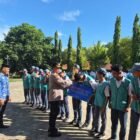 Kasat Binmas Polres Wajo, KOMPOL H. Subahana, S.Sos., bertindak sebagai pembina upacara pada pelaksanaan Upacara Bendera yang dirangkaikan dengan peringatan Hari Kesadaran Nasional di SMAN 3 Wajo, Senin (18/5/2026)