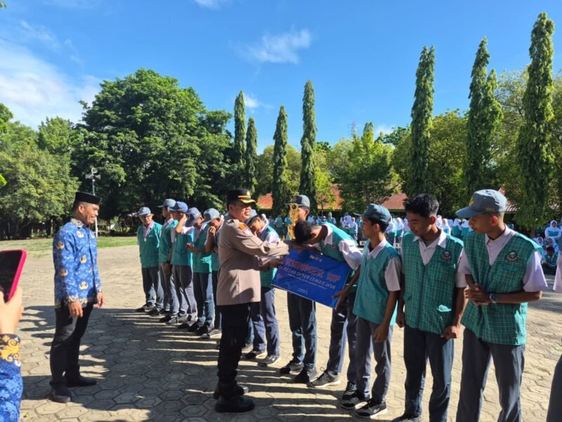 Kasat Binmas Polres Wajo, KOMPOL H. Subahana, S.Sos., bertindak sebagai pembina upacara pada pelaksanaan Upacara Bendera yang dirangkaikan dengan peringatan Hari Kesadaran Nasional di SMAN 3 Wajo, Senin (18/5/2026)