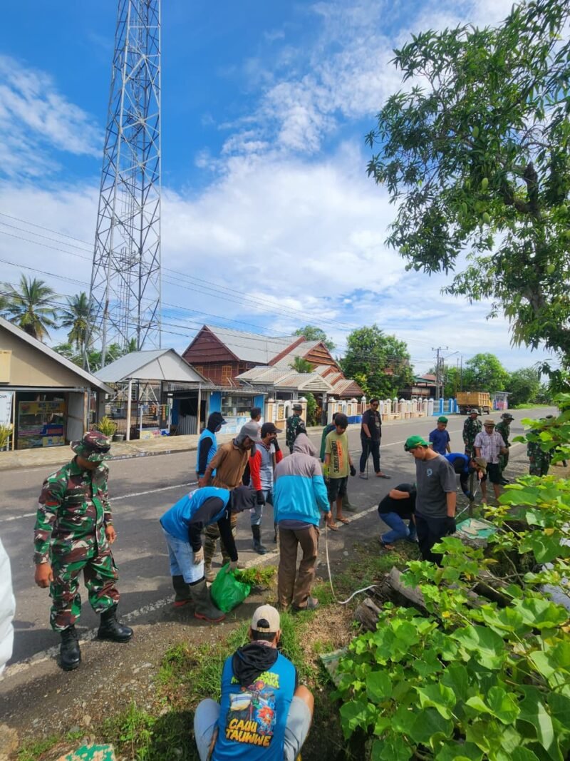 Personel Koramil 1406-02/Tanasitolo menggelar aksi nyata peduli lingkungan melalui kegiatan Karya Bhakti massal pada Rabu (20/5/2026)