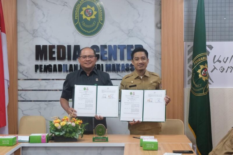 Dinas Kependudukan dan Pencatatan Sipil (Dukcapil) menggandeng Pengadilan Negeri Makassar menghadirkan inovasi layanan administrasi kependudukan, Rabu (20/5/2026)