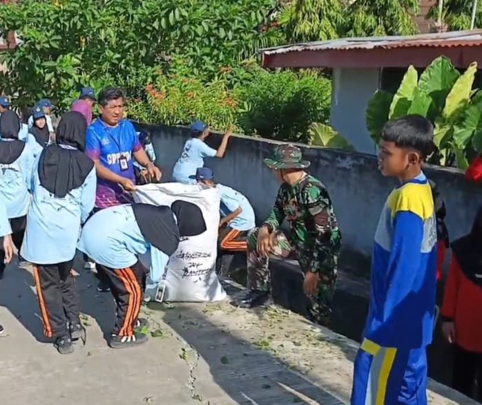 Personel Koramil 1406-03/Maniangpajo menunjukkan aksi nyata kepedulian terhadap lingkungan dengan menggelar aksi Karya Bhakti pembersihan saluran air (drainase). Kegiatan gotong royong ini dipimpin langsung oleh Babinsa Koramil 1406-03/Maniangpajo, Serma Sumardi, dan dipusatkan di Dusun Salodua, Desa Mattirowalie, Kecamatan Maniangpajo, Kabupaten Wajo, pada Kamis (21/5/2026)