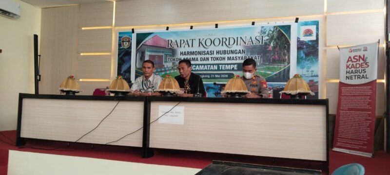 Kapolsek Tempe, IPTU Irwan Taufik, menghadiri kegiatan silaturahmi dan rapat koordinasi yang digelar Pemerintah Kecamatan Tempe bersama kepala lingkungan, imam kelurahan, tokoh agama, dan tokoh masyarakat di Aula Kantor Kecamatan Tempe, Kamis (21/5/2026)