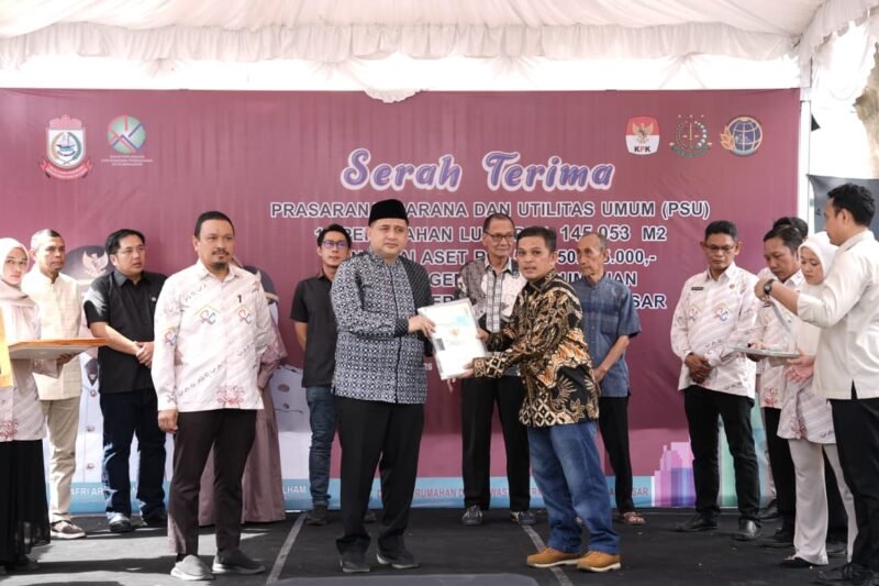 Pemkot Makassar melalui Disperkim resmi mengambil alih pelaksanaan Serah Terima Prasarana, Sarana, dan Utilitas (PSU) Perumahan dari pengembang kepada Pemerintah Kota Makassar, di Perumahan Taman Kahyangan Tanjung Bunga, Jalan Telaga Raya, Kelurahan Maccini Sombala, Kecamatan Tamalate, Kota Makassar, Jumat (22/5/2026)