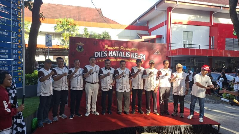 Wali Kota Makassar, Munafri Arifuddin, menghadiri acara puncak Dies Natalis ke-74 Fakultas Hukum Universitas Hasanuddin yang berlangsung di pelataran Fakultas Hukum Universitas Hasanuddin, Sabtu (23/5/2026)