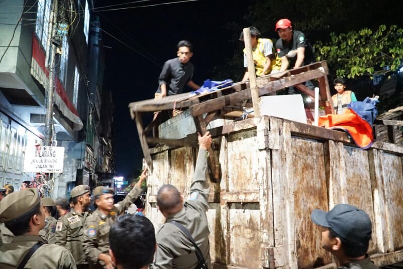 Penataan dan penertiban aktivitas pedagang di kawasan sepanjang Jalan Veteran Utara, dan pasar Kubis Kecamatan Bontoala, Minggu (24/5/2026)