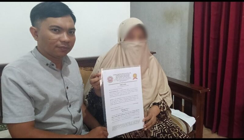 Kuasa hukum keluarga korban dari Lembaga Bantuan Hukum Macan Rakyat Indonesia (LBH MRI), Jumadi Mansyur, SH., saat bertemu orang tua korban