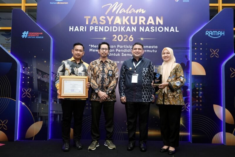 Wali Kota Makassar, Munafri Arifuddin, meraih Penghargaan Apresiasi Komitmen Wajib Belajar 13 Tahun dari Kementerian Pendidikan Dasar dan Menengah Republik Indonesia pada peringatan Hardiknas 2026 di Kantor Kemendikdasmen RI, Jakarta, Senin (25/5/2026) malam