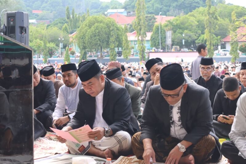 Bupati Wajo, Andi Rosman, bersama Wakil Bupati, dr. Baso Rahmanuddin, tampak kompak melaksanakan ibadah salat Iduladha 1447 Hijriah di Masjid Agung Ummul Quraa Sengkang, Rabu (27/5/2026)