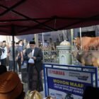 Wali Kota Makassar, Munafri Arifuddin didampingi Ketua TP PKK Makassar, Melinda Aksa, menyaksikan langsung prosesi pemotongan hewan kurban bantuan Presiden Republik Indonesia, Prabowo Subianto, di Masjid At-Taqwa, Jalan Dr. Wahidin Sudirohusodo, Kecamatan Wajo, Rabu (27/5/2026).