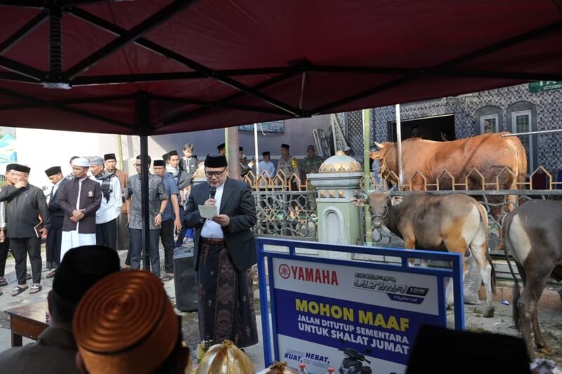 Wali Kota Makassar, Munafri Arifuddin didampingi Ketua TP PKK Makassar, Melinda Aksa, menyaksikan langsung prosesi pemotongan hewan kurban bantuan Presiden Republik Indonesia, Prabowo Subianto, di Masjid At-Taqwa, Jalan Dr. Wahidin Sudirohusodo, Kecamatan Wajo, Rabu (27/5/2026).
