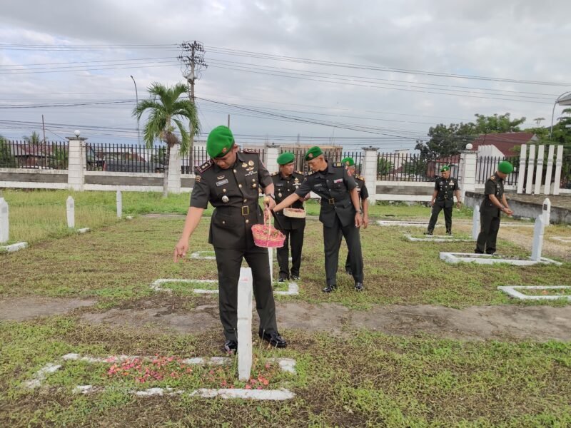 Dalam rangka menyambut HUT ke-69 Kodam XIV/Hasanuddin Tahun Anggaran 2026 Kodim 1406/Wajo menggelar upacara ziarah rombongan. yang dipusatkan di TMP Empagae, Desa Assorajang, Kecamatan Tanasitolo, Kabupaten Wajo, pada Jumat (29/5/2026) pagi