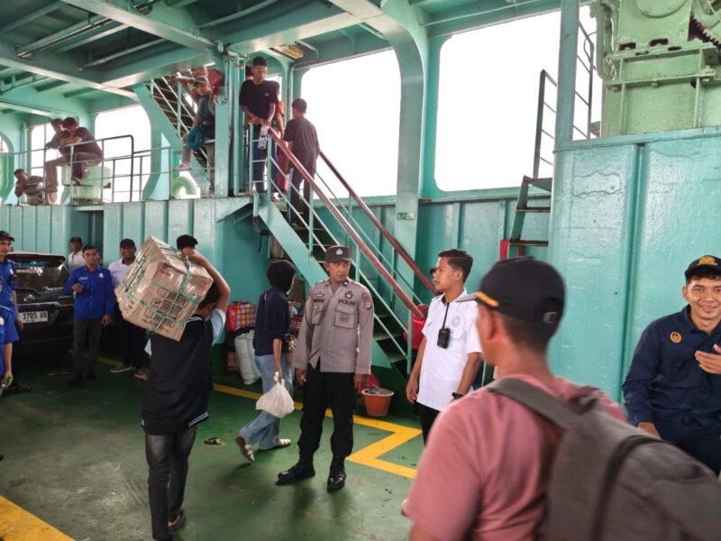 Personel Polsek Urban Pitumpanua terus mengintensifkan Kegiatan Rutin Yang Ditingkatkan (KRYD) guna menjaga situasi keamanan dan ketertiban masyarakat (kamtibmas) serta kelancaran arus transportasi di wilayah hukum Polsek Urban Pitumpanua