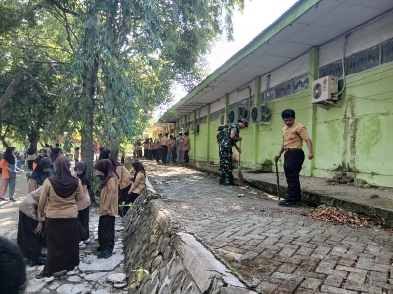 personel Koramil 1406-01/Tempe yang dipimpin langsung oleh Danramil Kapten Inf Muhammad Tang, melaksanakan aksi Karya Bhakti bersama para guru dan siswa-siswi SMAN 3 Wajo, Rabu (3/6/2026)