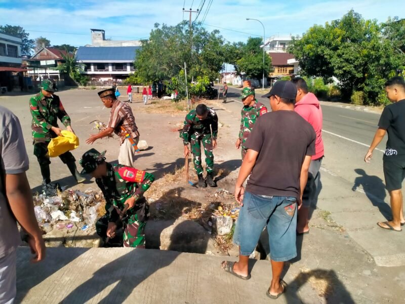 Jajaran Koramil 1406-02/Tanasitolo menunjukkan kepedulian nyata terhadap kebersihan fasilitas publik yang menjadi urat nadi perekonomian warga. Dipimpin langsung oleh Letda Inf Irman Ahmad, personel Koramil menggelar aksi Karya Bhakti pembersihan area Pasar Umum Sempangge dan bahu jalan di sekitarnya, Kecamatan Tanasitolo, Kabupaten Wajo, Kamis (4/6/2026).