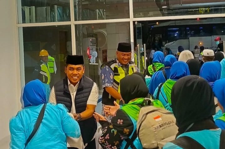 Suasana haru dan bahagia menyelimuti Bandara Internasional Sultan Hasanuddin saat ratusan jamaah haji kloter 4 asal Kabupaten Wajo menginjakkan kaki kembali di tanah air. Bupati Wajo, Andi Rosman, hadir langsung menjemput kedatangan 384 jamaah tersebut pada Kamis dini hari (4/6/2026), sekitar pukul 01.00 WITA