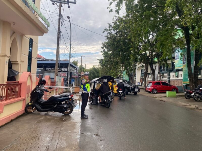 Personel Satuan Lalu Lintas (Satlantas) Polres Wajo kembali melaksanakan kegiatan pelayanan pagi kepada masyarakat melalui pengaturan dan pengawasan arus lalu lintas di sejumlah titik strategis di Kota Sengkang, Kamis (4/6/2026)