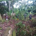 Dipimpin langsung oleh Ws. Danramil Kapten Inf Zabir, personel Koramil Maniangpajo bahu-membahu bersama warga menggelar Karya Bhakti pembersihan area jembatan gantung di Lingkungan Alausalo, Kelurahan Anabanua, Kecamatan Maniangpajo, Kabupaten Wajo, Jumat (5/6/2026).