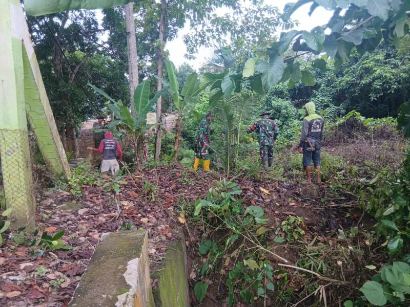 Dipimpin langsung oleh Ws. Danramil Kapten Inf Zabir, personel Koramil Maniangpajo bahu-membahu bersama warga menggelar Karya Bhakti pembersihan area jembatan gantung di Lingkungan Alausalo, Kelurahan Anabanua, Kecamatan Maniangpajo, Kabupaten Wajo, Jumat (5/6/2026).