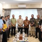 Penyerahan aset oleh Direktur PIP Makassar, Rudy Susanto, bersama jajarannya kepada Wali Kota Makassar, Munafri Arifuddin, didampingi sejumlah SKPD terkait, di Rumah Jabatan Wali Kota Makassar, Jumat (5/6/2026)