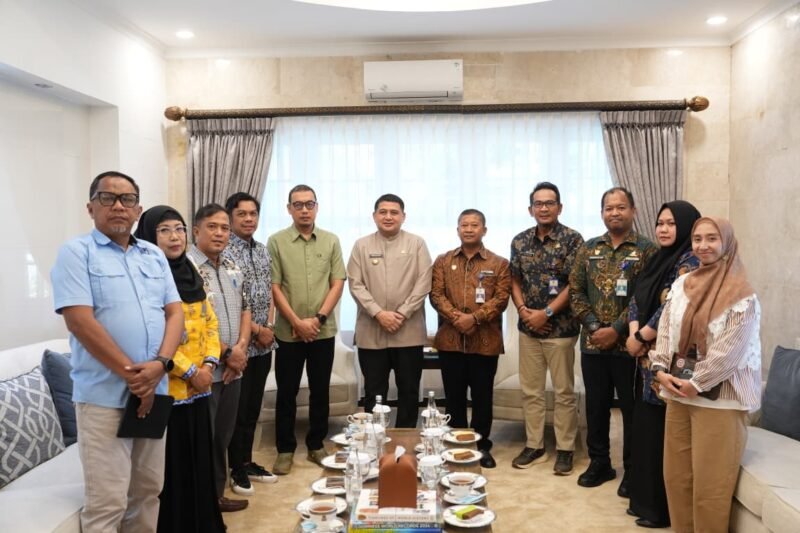Penyerahan aset oleh Direktur PIP Makassar, Rudy Susanto, bersama jajarannya kepada Wali Kota Makassar, Munafri Arifuddin, didampingi sejumlah SKPD terkait, di Rumah Jabatan Wali Kota Makassar, Jumat (5/6/2026)