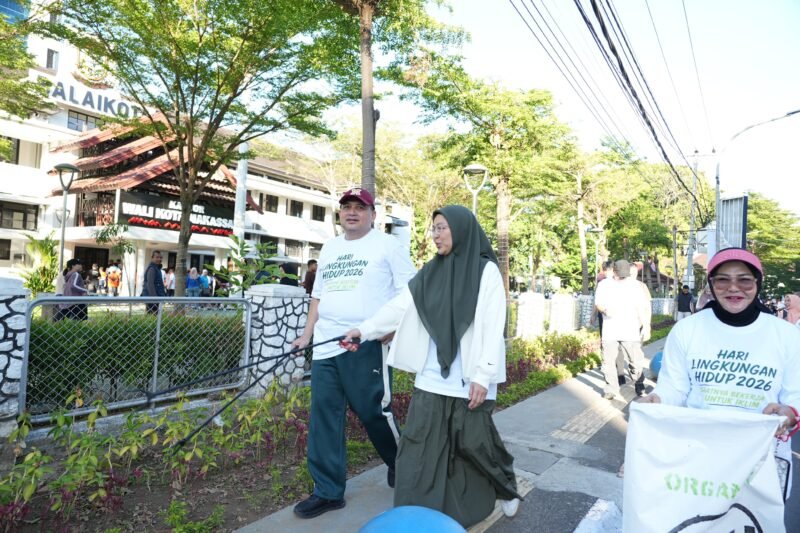 Wali Kota Makassar, Munafri Arifuddin didampingi Ketua TP PKK Kota Makassar, Melinda Aksa pimpin aksi plogging atau jalan sehat sambil memungut dan memilah sampah dalam rangka memperingati Hari Lingkungan Hidup (HLH) Sedunia 2026, Sabtu (6/6/2026)