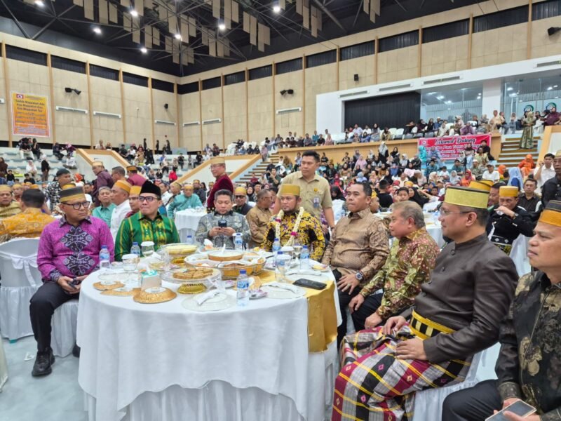 Bupati Wajo, Andi Rosman, menghadiri langsung prosesi pengukuhan dan pelantikan Badan Pengurus Wilayah Kerukunan Keluarga Wajo Provinsi Kalimantan Timur (BPW KKW Kaltim) periode terbaru. Acara akbar masyarakat perantauan ini berlangsung khidmat dan meriah di GOR Segiri, Kota Samarinda, Sabtu (6/6/2026) malam