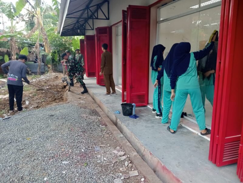 jajaran Kodim 1406/Wajo di tingkat teritorial. Hari ini, personel Koramil 1406-05/Majauleng yang dipimpin oleh Pelda Supriadi memelopori aksi Karya Bhakti pembersihan di area Koperasi Merah Putih, Kelurahan Paria, Kecamatan Majauleng, Kabupaten Wajo, Senin (8/6/2026)