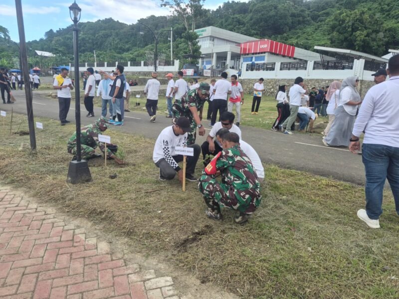personel Koramil 1406-06/Pammana yang dipimpin langsung oleh Danramil Kapten Inf Ibrahim Bahar, menggelar aksi Karya Bhakti penanaman pohon bersama masyarakat di Desa Lempa, Kecamatan Pammana, Kabupaten Wajo, Selasa (9/6/2026)