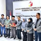 Wakil Ketua DPRD Wajo, Andi Muh Rasyadi menerima cindera mata dengan logo Bawaslu dari Ketua Bawaslu Wajo, Andi Hasnadi, SH