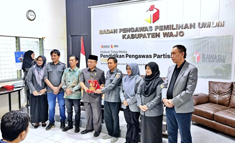 Wakil Ketua DPRD Wajo, Andi Muh Rasyadi menerima cindera mata dengan logo Bawaslu dari Ketua Bawaslu Wajo, Andi Hasnadi, SH