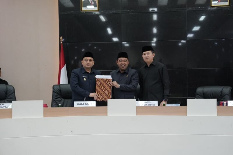 Pemerintah Kota Makassar, bersama DPRD Kota Makassar kembali menunjukkan sinergi kuat dalam proses pembentukan regulasi daerah melalui pelaksanaan tiga agenda rapat paripurna yang digelar di Ruang Rapat DPRD Kota Makassar, Kamis (11/6/2026)