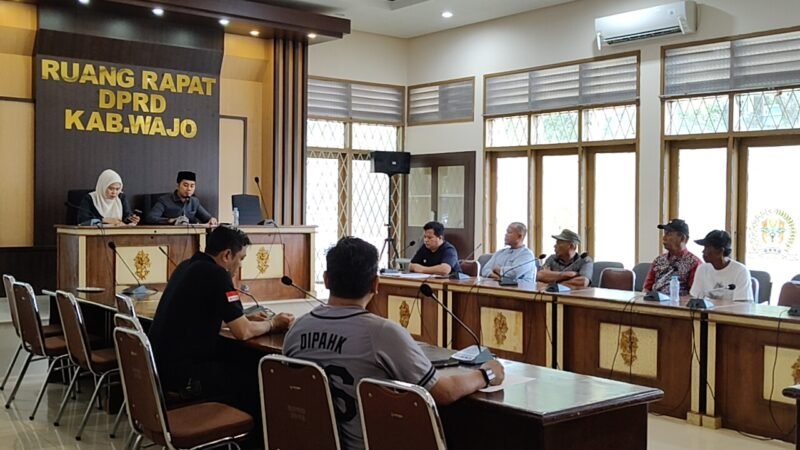 Sejumlah warga Desa Tellulimpoe, Kecamatan Majauleng, Kabupaten Wajo, menyampaikan aspirasi langsung ke DPRD Kabupaten Wajo, Jumat (12/6/2026)