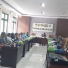 Komisi I DPRD Kabupaten Wajo menerima aspirasi Forum Organisasi Media Daerah (FORMADA) terkait pengembalian anggaran media di DPRD Wajo dalam Rapat Dengar Pendapat (RDP) yang digelar di ruang rapat DPRD Wajo, Jumat (12/6/2026)