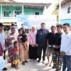 Wali Kota Makassar, Munafri Arifuddin bersama Ketua TP PKK Makassar Melinda Aksa menyerahkan berbagai bantuan dari Pemerintah Kota, kepada masyarakat di Kecamatan Sangkarang, tepat di Pulau Barrang Lompo dan Pulau Bone Tambu, Jumat (12/6/2026)