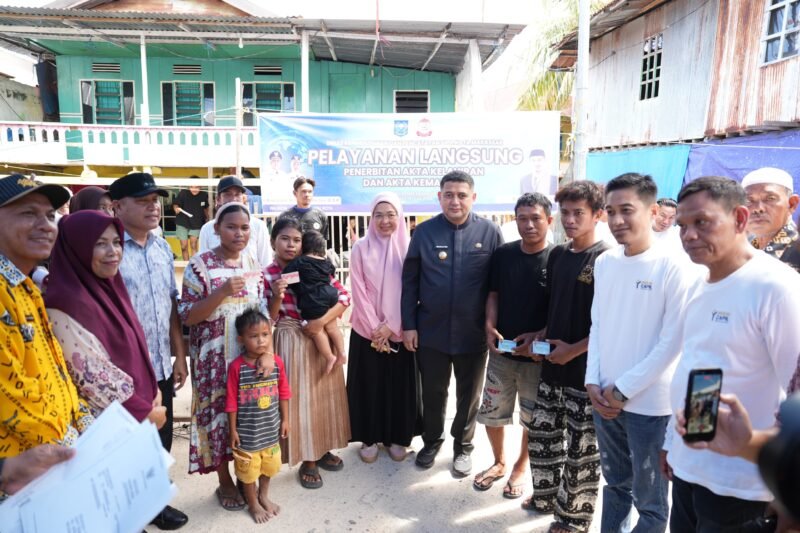 Wali Kota Makassar, Munafri Arifuddin bersama Ketua TP PKK Makassar Melinda Aksa menyerahkan berbagai bantuan dari Pemerintah Kota, kepada masyarakat di Kecamatan Sangkarang, tepat di Pulau Barrang Lompo dan Pulau Bone Tambu, Jumat (12/6/2026)