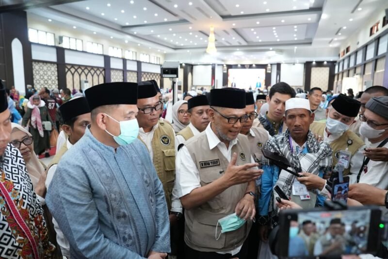 Wali Kota Makassar, Munafri Arifuddin, mendampingi Menteri Haji dan Umrah (Menhaj) RI, Mochamad Irfan Yusuf, menyambut kepulangan Jemaah Haji Kloter 17 Tahun 1447 H/2026 M di Asrama Haji Sudiang, Minggu (14/6/2026)