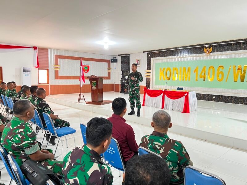 Komandan Kodim (Dandim) 1406/Wajo, Letkol Inf Harianto, S.I.P., mengumpulkan seluruh personelnya dalam agenda Jam Komandan yang dipusatkan di Aula Serbaguna Makodim 1406/Wajo, Jalan Kejaksaan No. 55, Kelurahan Bulupabbulu, Kecamatan Tempe, Kabupaten Wajo, Senin (15/6/2026)