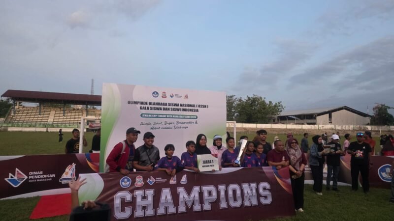 Pelaksanaan Olimpiade Olahraga Siswa Nasional (O2SN) jenjang SD dan SMP tingkat Kota Makassar Tahun 2026 resmi ditutup di Lapangan Sepak Bola UNM, Banta-Bantaeng, Kecamatan Rappocini, Minggu (14/6/2026)