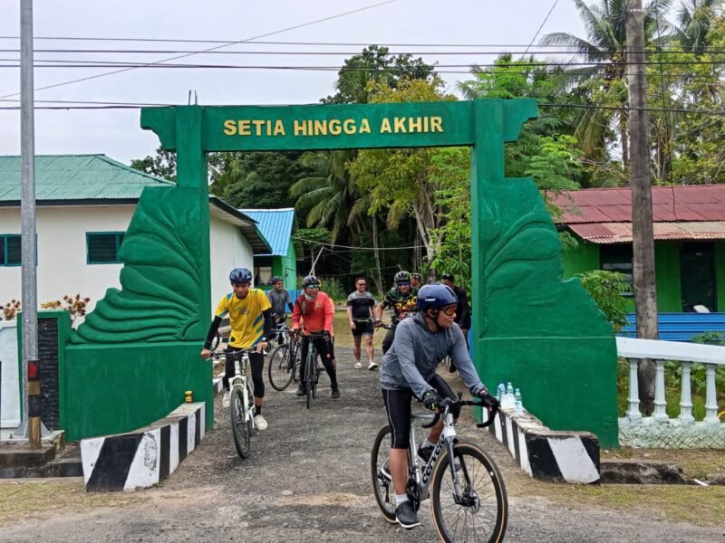 Korem 141/Toddopuli menggelar kegiatan sepeda santai (gowes) lintas wilayah. Kegiatan yang dipimpin langsung oleh Kepala Staf Korem (Kasrem) 141/Toddopuli, Kolonel Inf Robinson Tallupadang, S.I.P., M.H., ini mengambil titik akhir di Makodim 1406/Wajo, Jalan Kejaksaan, Kelurahan Bulupabbulu, Kecamatan Tempe, Kabupaten Wajo, pada Selasa (16/6/2026)