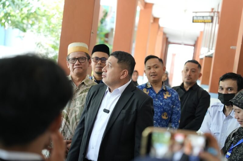 Wali Kota Makassar, Munafri Arifuddin, melakukan pemantauan langsung proses verifikasi pendaftaran SPMB di sejumlah sekolah, Rabu (17/6/2026)